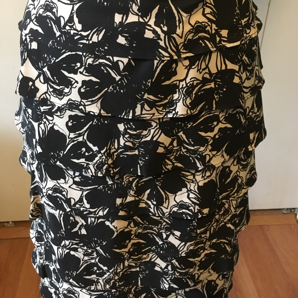 Ruffled skirt - Black and White - Picture 2 of 4